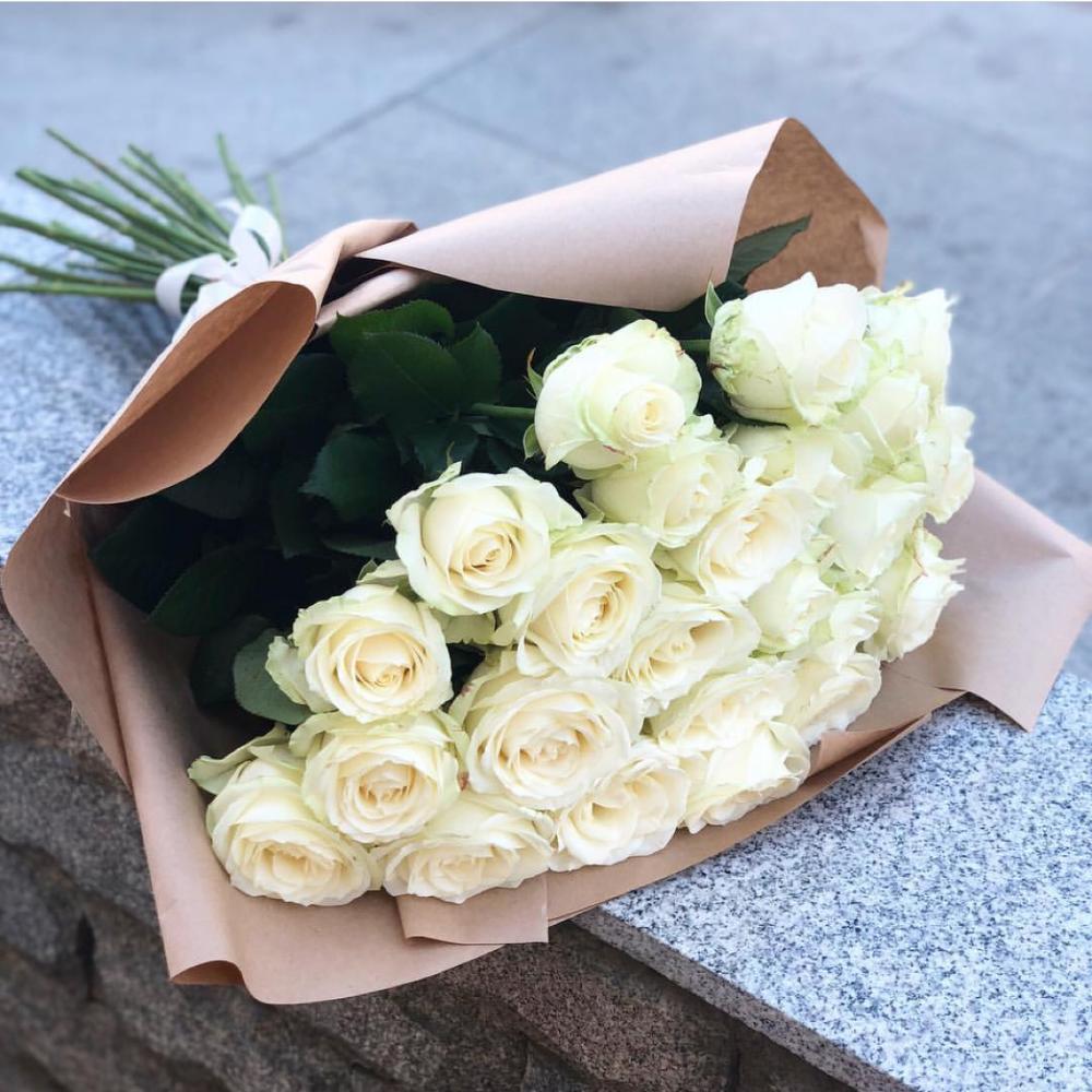 Букет Белые розы Анастасия в Красном Яре Астраханской области