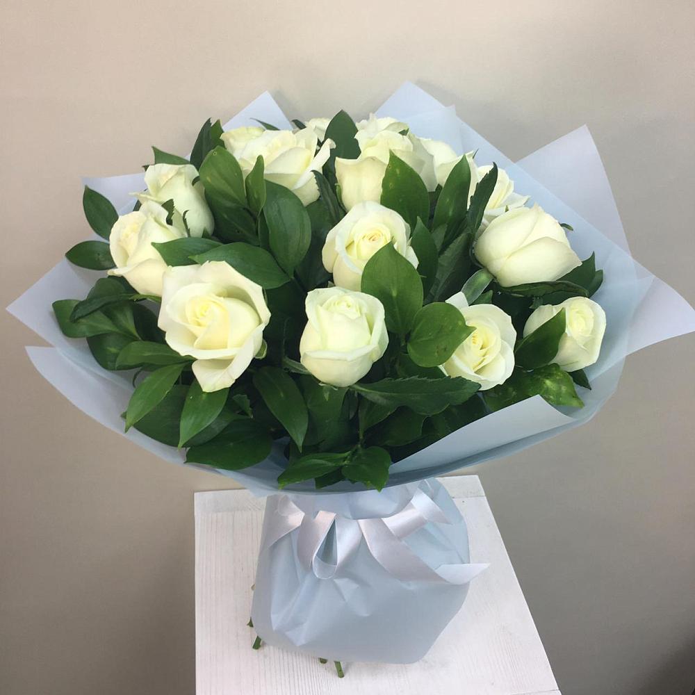 Букет 15 Белых роз Проуд в Красном Яре Астраханской области