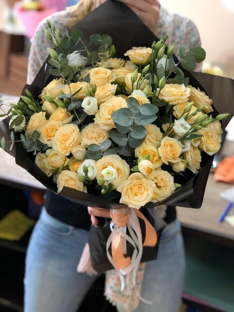 Букет цветов из: Розы и Лизиантусы в Красном Яре Астраханской области