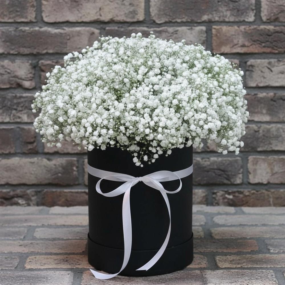 Цветочная композиция из Гипсофила в шляпной коробке в Красном Яре Астраханской области