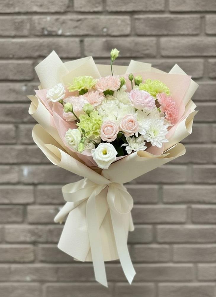 Букет цветов из: Гвоздики, Розы, Лизиантусы и Хризантемы в Красном Яре Астраханской области