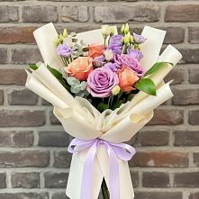 Букет цветов из:  Лизиантусы и Розы в Красном Яре Астраханской области