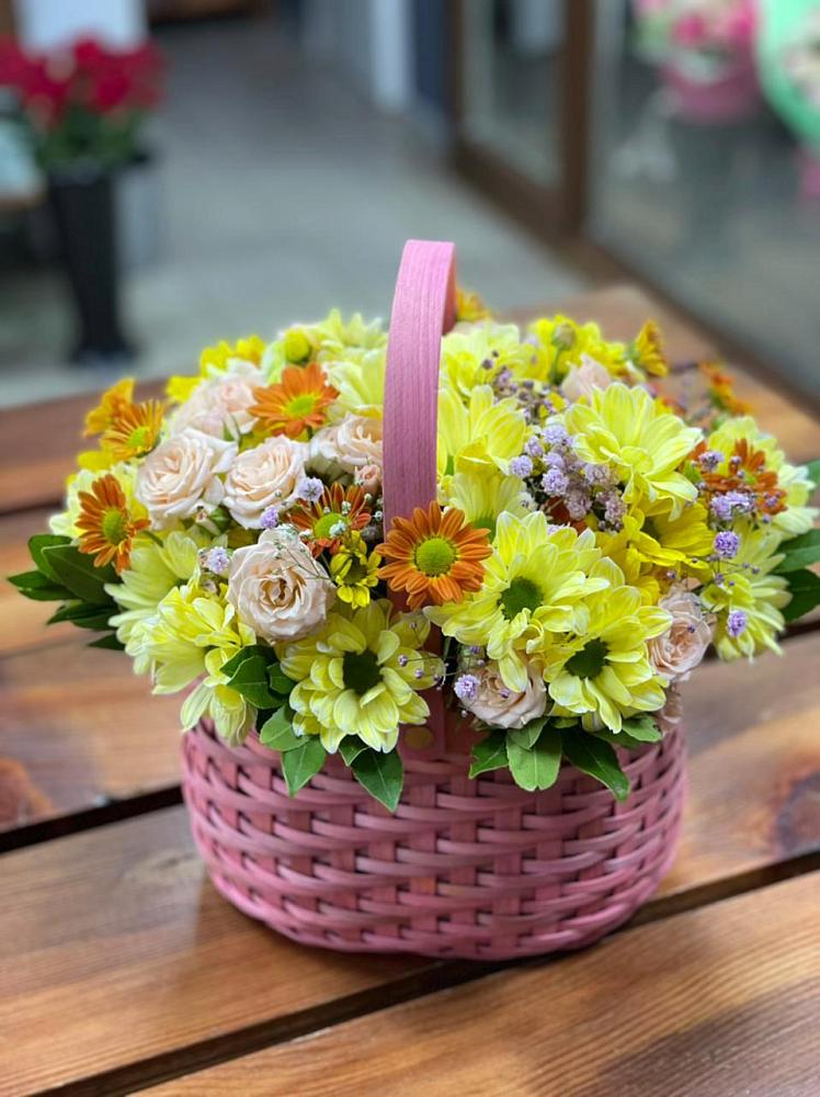 Цветочная композиция из Хризантемы и Розы в корзине в Красном Яре Астраханской области