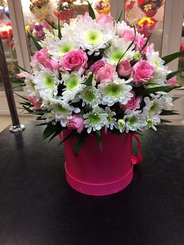 Цветочная композиция из Розы и Хризантемы в шляпной коробке в Красном Яре Астраханской области