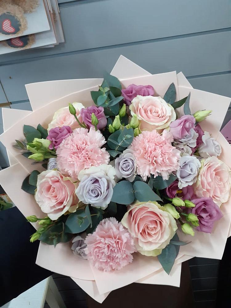 Букет цветов из: Розы, Гвоздики и Лизиантусы в Красном Яре Астраханской области