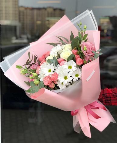 Букет цветов из: Розы, Лизиантусы и Хризантемы в Красном Яре Астраханской области