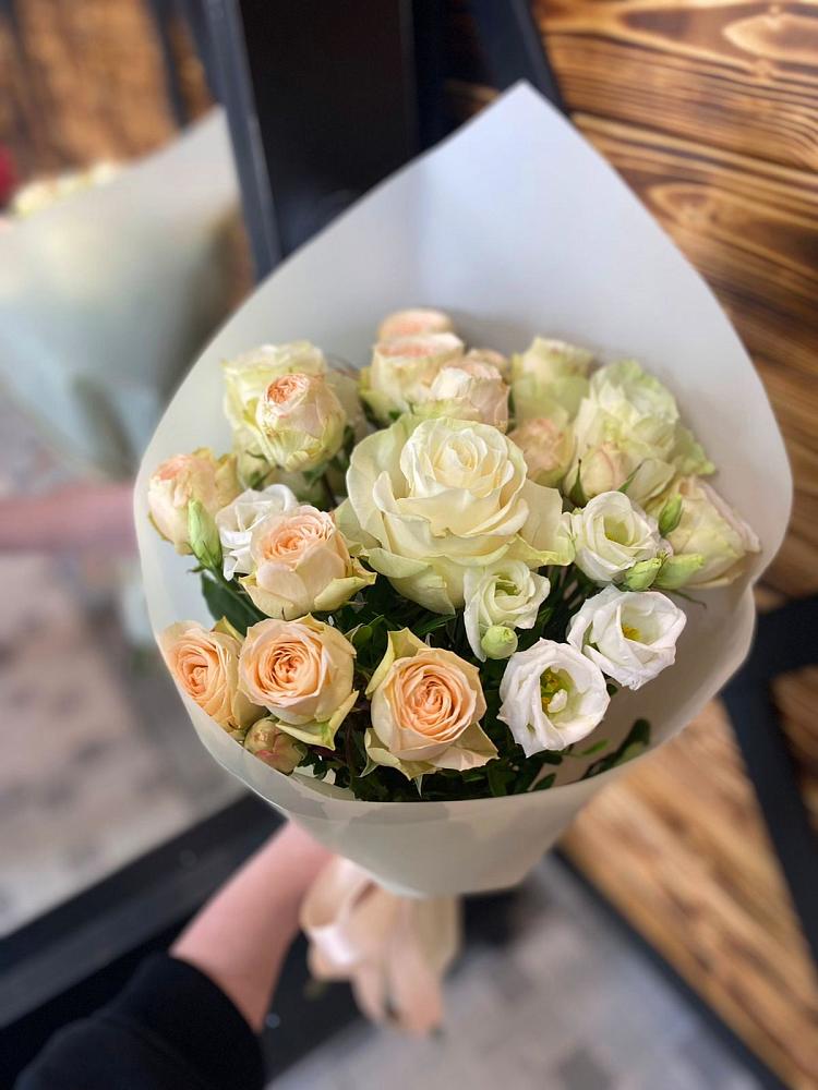 Букет цветов из: Розы и Лизиантусы в Красном Яре Астраханской области